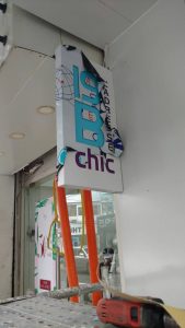 sản xuất bảng vẩy cửa hàng spa